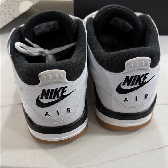 Air Jordan 4 - Picture 4 of 8